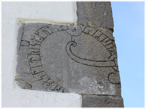 Halla kyrka, Gotland, runor